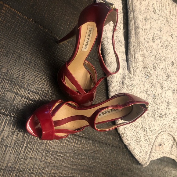 Steve Madden Red Patent Haylow Heel - Picture 2 of 3